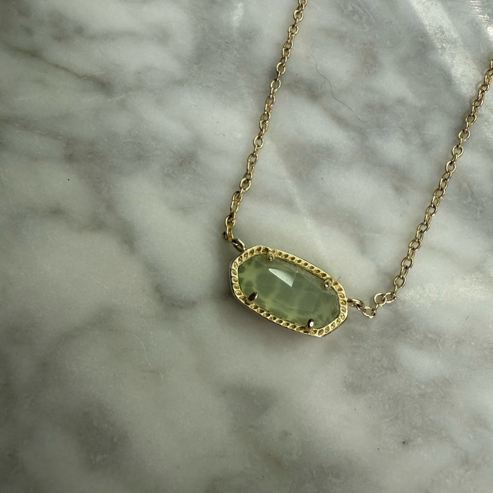 Kendra Scott Green and Gold Necklace with Elegant Design